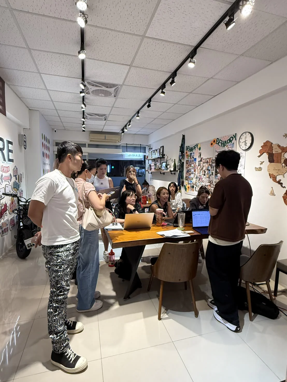 Ray 向實體工作坊學員示範 AI 操作